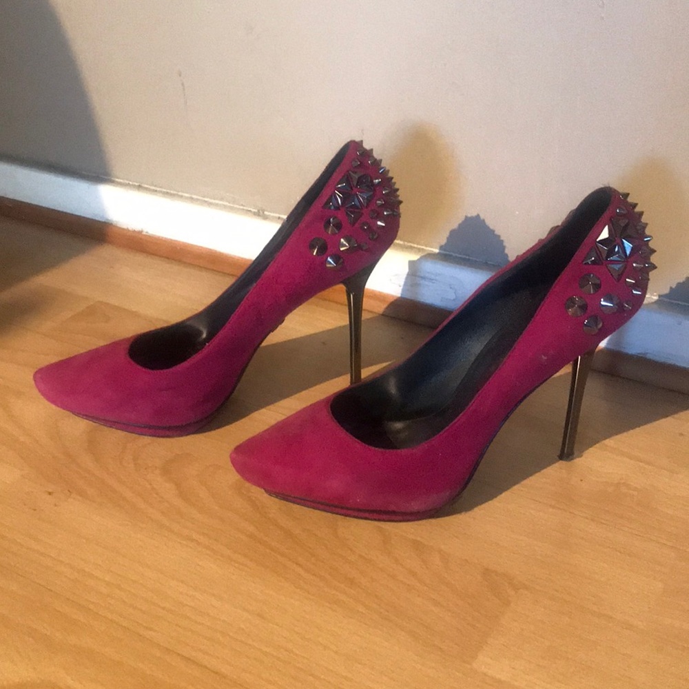 Rock and Republic Fuschia suede spike pumps